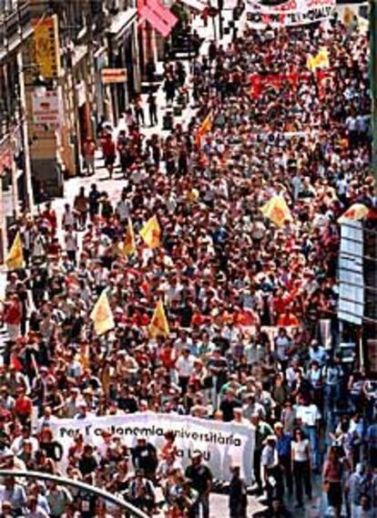 Miles de universitarios, ayer, durante el paso de la manifestación por la calle de la Paz, en Valencia.