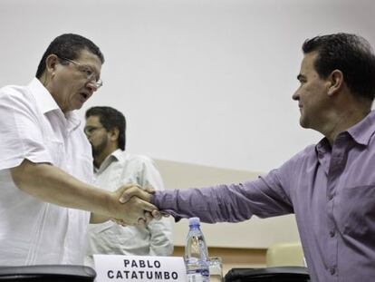 FARC negotiator Pablo Catatumbo (l) shakes hands with Colombia&#039;s government negotiator Frank Pearl in Havana Sunday.
 