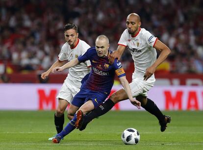 Andrés Iniesta jugó su posible última final de Copa del Rey. Y lo hizo, a lo grande. Siendo capitán, mandando en el campo, 'limpiando' rivales en el césped del Wanda Metropolitano y levantando una Copa al cielo de Madrid, que fue celebrada por los hinchas del FC Barcelona en toda España. En la imagen, Iniesta (centro) presionado por Ever Ganega y N'Zonzi.