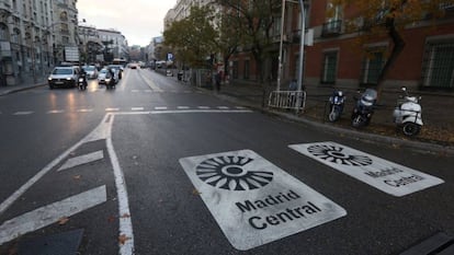 Señales de Madrid Central en uno de los accesos al área. 