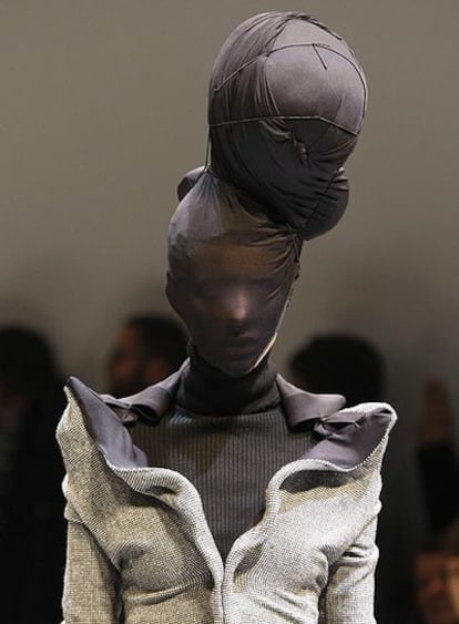 Una modelo del desfile de Comme des Garçons.