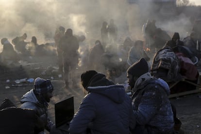 Los separatistas prorrusos se han marcado el objetivo de conquistar hoy Mariupol, mientras que el Ejército ruso ha abierto un nuevo frente en Jersón, al sur del país. En la imagen, un grupo de refugiados en el paso fronterizo de Medyka (Polonia), tras huir de la invasión rusa de Ucrania.