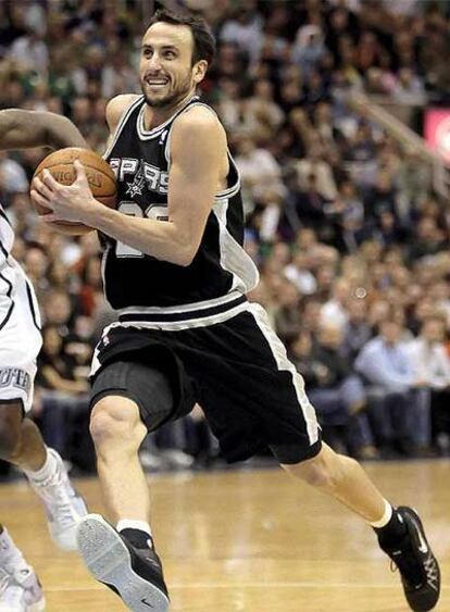 El argentino Manu Ginóbili durante un partido de los Spurs de esta temporada.