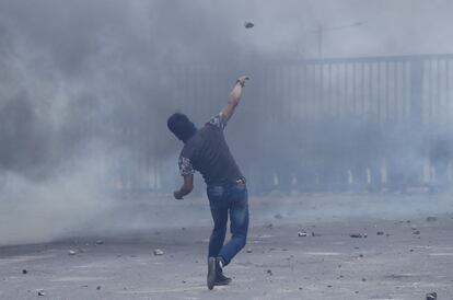 Un manifestante antigubernamental arroja una piedra este martes durante los enfrentamientos con la policía cerca de la Asamblea Nacional en Quito. Desde el jueves pasado han sido detenidas al menos 570 personas.