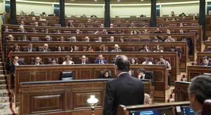 El presidente del Gobierno, Mariano Rajoy, contesta la pregunta del portavoz del PSOE, Antonio Hernando.