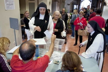 Una religiosa vota en un colegio electoral de Vic (Barcelona).