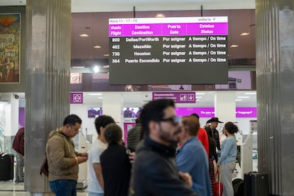 Vista de las pantallas que muestran vuelos retrasados en el aeropuerto de Ciudad de México.