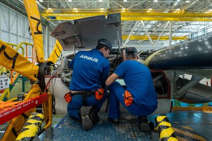 Trabajadores de Airbus en la línea de ensamblaje del avión C295 en Sevilla.