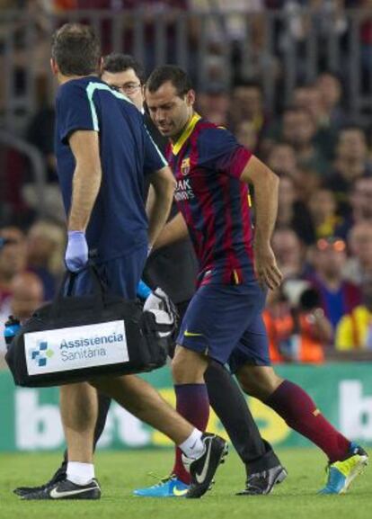 Mascherano abandona el campo lesionado.