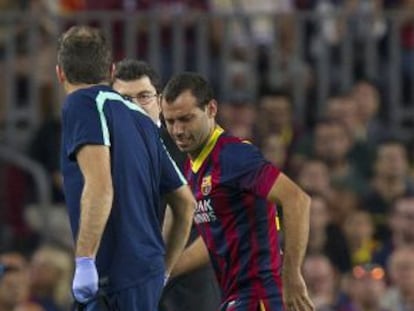 Mascherano abandona el campo lesionado.