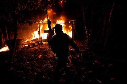 La policía antinarcóticos quema un laboratorio para hacer base de coca en Putumayo (Colombia), el 9 de abril de 2022. 