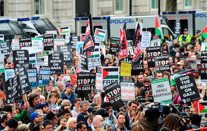 Protesta en Downing Street, sede del Gobierno británico, contra el ataque israelí.