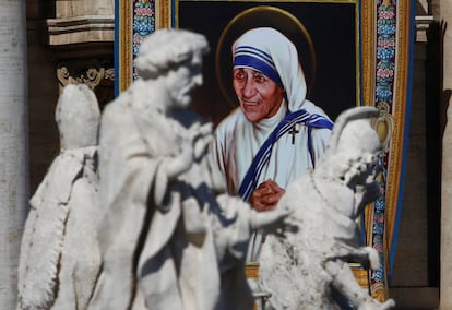 Retrato de la Madre Teresa de Calcuta en la plaza de San Pedro en el Vaticano.