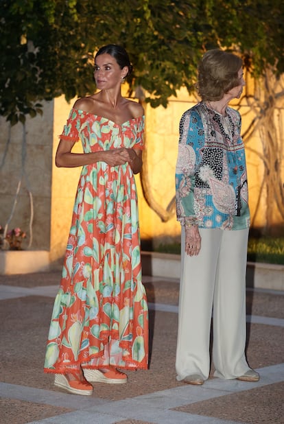 Mientras veranea en Mallorca, a Letizia Ortiz le gusta hacer guiños a la moda balear. En esta ocasión, lució un modelo de la firma ibicenca Charo Ruiz.