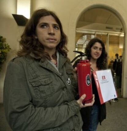 Alba Cuevas y Jose Peñín , portavoces de SOS Racisme, entregan al concejal de IC-Verds de Badalona, Alex Mañas , el "Pack Anti Incendis " con" herramientas" jurídicas y normativas para la lucha contra el racismo y la xenofobia