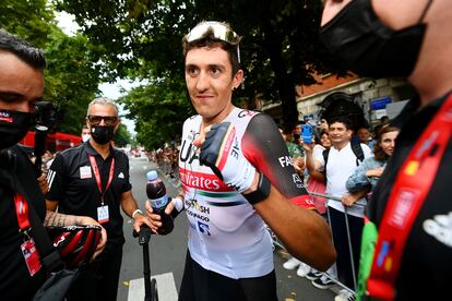 Marc Soler, de 28 años, celebra la victoria conseguida en la quinta etapa tras bajarse de la bicicleta.
