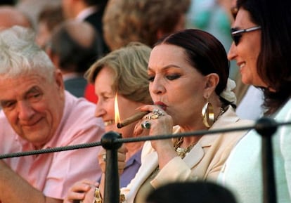 Sara Montiel enciende un puro en una corrida de la Feria de Abril de Sevilla de 1999.