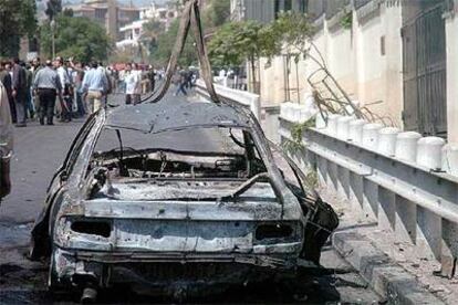 Restos del coche empleado por los terroristas que explotó ayer delante de la Embajada de Estados Unidos en Damasco.