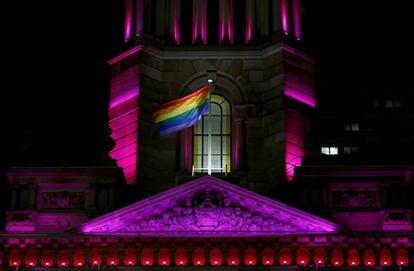 Bandera arcoiris en el ayuntamiento de Sídney (Australia).