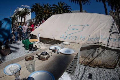 Visita guiada a la réplica de un campo de refugiados instalada en el centro de A Coruña.