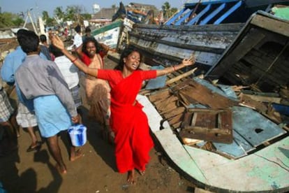 Una mujer llora entre los restos de embarcaciones en el puerto de Naggapattinam (India).