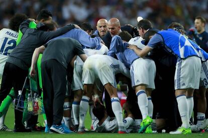 El grito de Zidane en la piña con sus jugadores antes de la prórroga contra el Bayern.