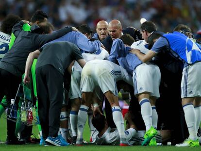 El grito de Zidane en la piña con sus jugadores antes de la prórroga contra el Bayern.