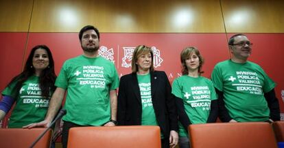 El grupo de Esquerra Unida del Pa&iacute;s Valenci&agrave; en las Cortes durante la presentaci&oacute;n de medidas contra la Lomce.