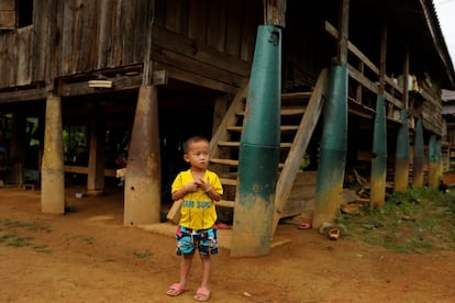 Debido a las bombas, el turismo se ve muy afectado ya que se desaconseja totalmente a los turistas explorar la zona debido a un alto riesgo de explosión. En la imágen, un niño posa frente a una casa construida sobre bombas, en la provincia Xieng Khouang, en Laos.