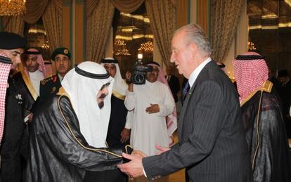 Don Juan Carlos presenta sus condolencias al monarca saud&iacute;. 