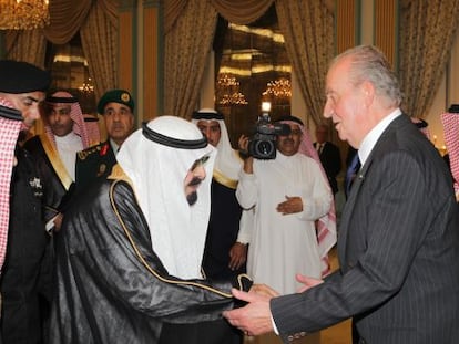 Don Juan Carlos presenta sus condolencias al monarca saud&iacute;. 