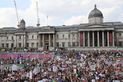 Miles de personas protestan contra Trump en Trafalgar Square, Londres, este viernes.