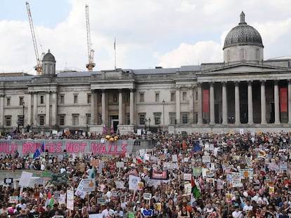 Miles de personas protestan contra Trump en Trafalgar Square, Londres, este viernes.