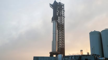 Boca Chica (United States), 13/03/2024.- The mega rocket Starship is put in position before a test launch as SpaceX gets ready for their upcoming launch at Starbase in Boca Chica, Texas, USA, 13 March 2024. This will be the third attempt to test the mega rocket Starship. EFE/EPA/ADAM DAVIS
