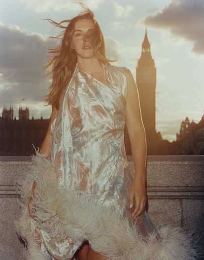 Alexia Putellas, con el Big Ben al fondo. Viste traje de Dior. De niña jugaba al fútbol a todas horas, en la plaza del pueblo, en el patio del colegio y en el pasillo de su casa.Antonio Mingot