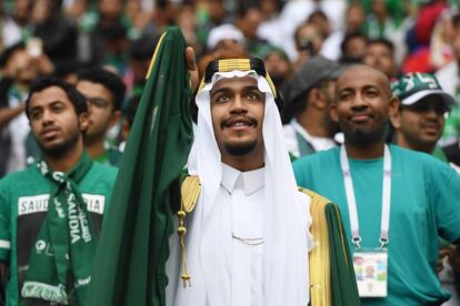 Seguidores de Arabia Saudí siguen la ceremonia inaugural del Mundial.