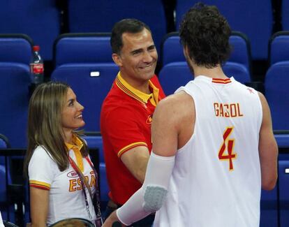 El Príncipe Felipe y doña Letizia felicitan a Pau Gasol.