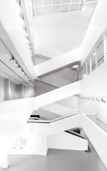 Blancura contemporánea en las escaleras y en los espacios expositivos del Museo Multimedia de Moscú.