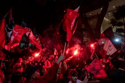 Aficionados de Atlas celebrando una noche antes de la final en Guadalajara, Jalisco.