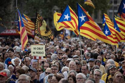 Concentración con motivo del aniversario del 1-O en la plaza Cataluña de Barcelona, el domingo.