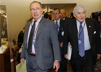 El director gerente del FMI, Rodrigo Rato, y el presidente del Banco Mundial, James Wolfensohn, entran a una reunión.