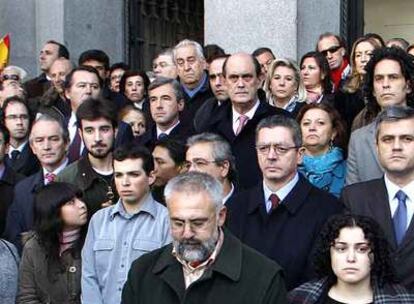 Concentración frente al Ayuntamiento de Madrid en protesta por el último atentado de ETA. En la segunda fila, el alcalde Ruiz-Gallardón y, a la derecha en la imagen, el portavoz socialista David Lucas. Detrás de éste, el concejal Pedro Zerolo, que fue increpado por miembros de la AVT.