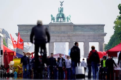 Ambiente en una manifestación para celebrar el Día Internacional del Trabajo frente a la Puerta de Brandeburgo, este miércoles, en Berlín (Alemania).