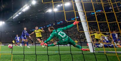 Ian Maatsen del dortmund marca el 2-0 ante Oblak, portero del Atlético de Madrid.