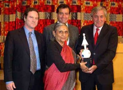 Ela Bhatt entrega el premio a los dirigentes del Santander.