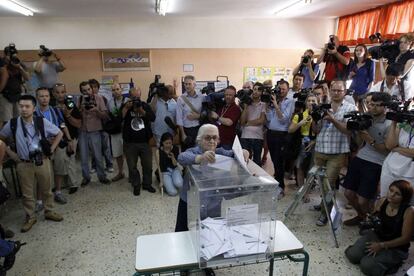 Una mujer vota en un colegio electoral en Atenas, Grecia.