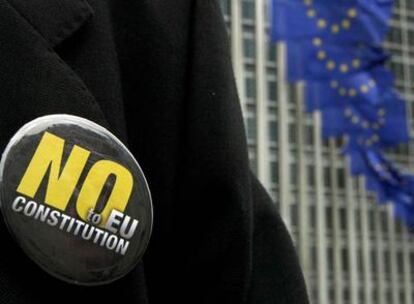 Un activista euroescéptico exhibe en Bruselas propaganda contraria a una Constitución europea.