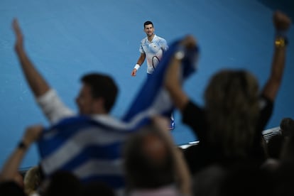 El público reacciona durante el partido.