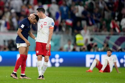 Robert Lewandowski besa la cabeza de Kylian Mbappé al final del partido que ha supuesto el paso de octavos de los franceses en detrimento de los polacos. 