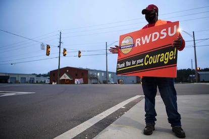 Un trabajador del almacén de Amazon en Bessemer (Alabama), el 27 de marzo.